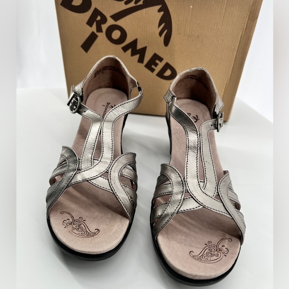 DROMEDARIS - Women's Adjustable Strap Sandal in Pewter. - Picture 2 of 8